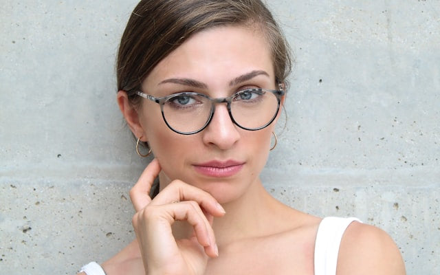Best glasses for round faces: soft lift without harsh angles