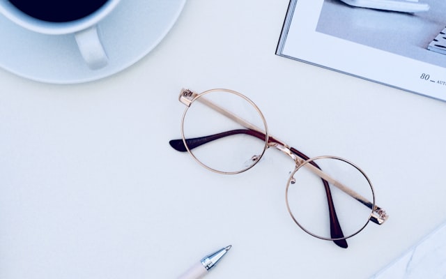Lens index 1.56, 1.61, and 1.67: choosing thinner glasses online