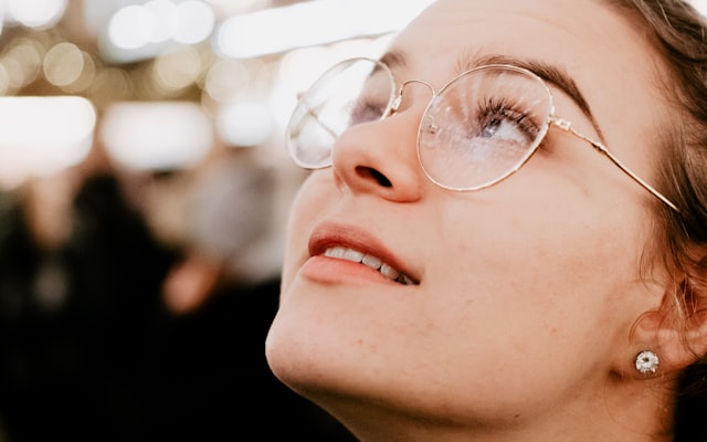 Rimless and semi-rimless glasses: clean lines without feeling fragile