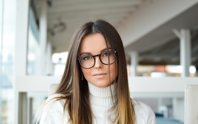 Clear and translucent frames: how to keep the face from washing out