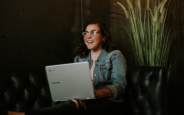 Office-to-weekend glasses: one pair that does not feel boring